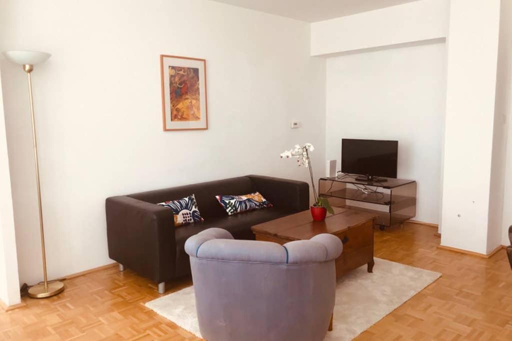 Mitten Im Achten. Zentrale In Wien