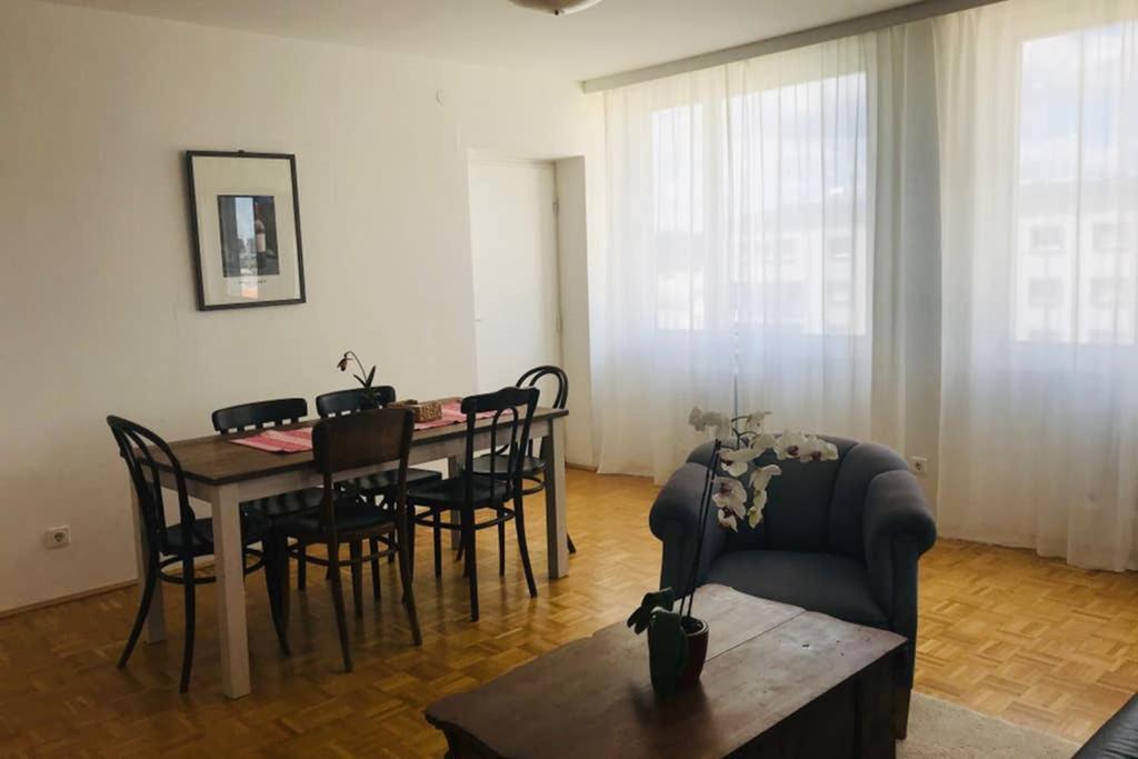 Mitten Im Achten. Zentrale In * Wenen