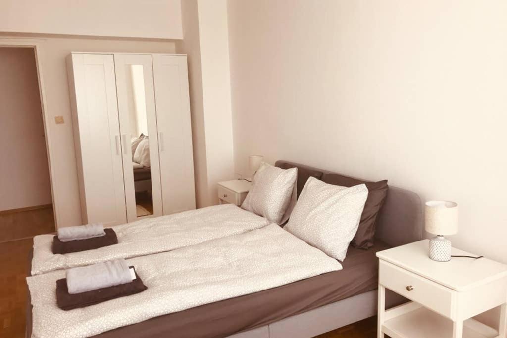 Mitten Im Achten. Zentrale In Appartement Wenen