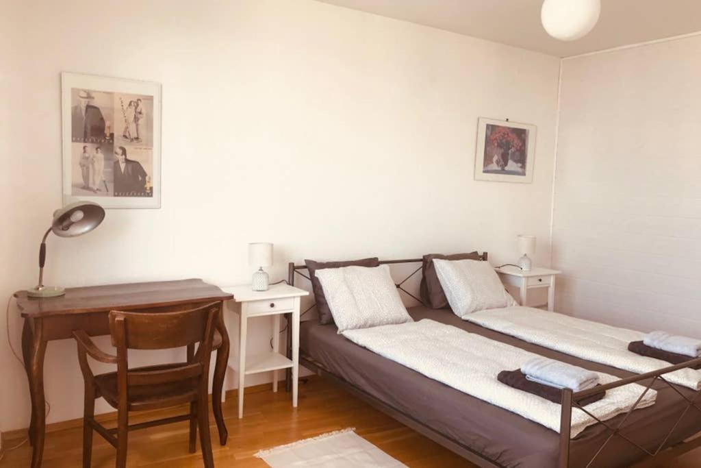 Mitten Im Achten. Zentrale In * Wien